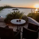 By The With Pool And Lounge Beds - Miral Hotel apartamentowy Supetarska Draga