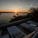 Hotel apartamentowy By The With Pool And Lounge Beds - Miral