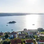 By The With Pool And Lounge Beds - Miral Hotel apartamentowy 3*