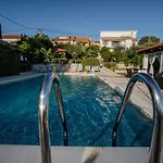 By The With Pool And Lounge Beds - Miral 3* Supetarska Draga