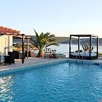By The With Pool And Lounge Beds - Miral Hotel apartamentowy 3*