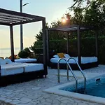 By The With Pool And Lounge Beds - Miral Hotel apartamentowy 3*