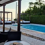 By The With Pool And Lounge Beds - Miral 3* Supetarska Draga