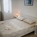 By The With Pool And Lounge Beds - Miral Hotel apartamentowy Supetarska Draga