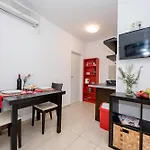 By The With Pool And Lounge Beds - Miral Hotel apartamentowy Supetarska Draga