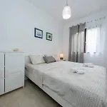Hotel apartamentowy By The With Pool And Lounge Beds - Miral