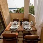 By The With Pool And Lounge Beds - Miral Hotel apartamentowy Supetarska Draga