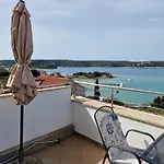 By The With Pool And Lounge Beds - Miral 3* Supetarska Draga