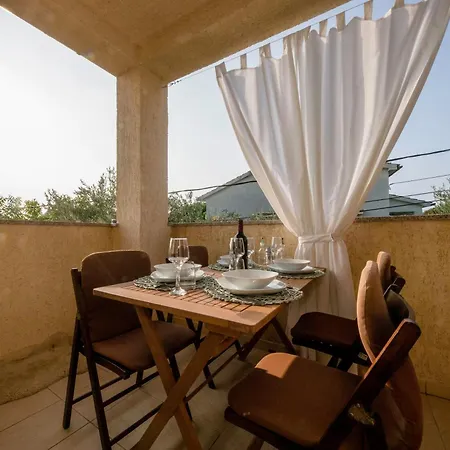 By The With Pool And Lounge Beds - Miral سوبيتارسكا دراغا