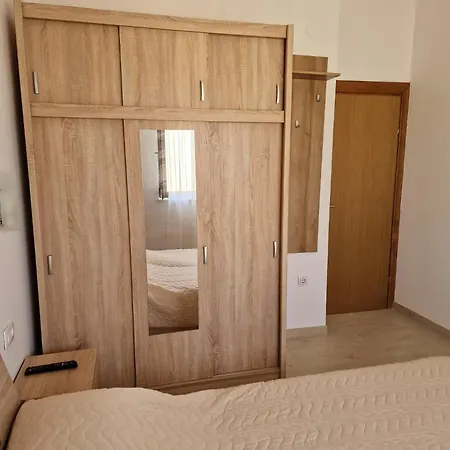 By The With Pool And Lounge Beds - Miral شقة فندقية سوبيتارسكا دراغا