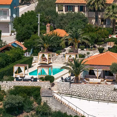 By The With Pool And Lounge Beds - Miral 4*