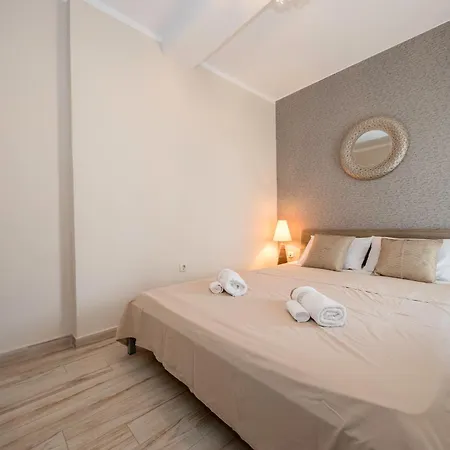 By The With Pool And Lounge Beds - Miral 4*