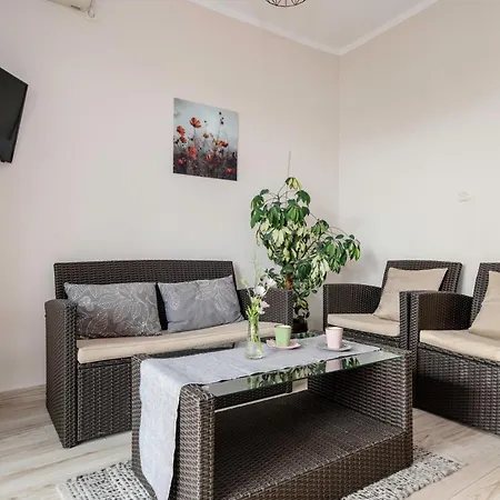 By The With Pool And Lounge Beds - Miral 4* Supetarska Draga