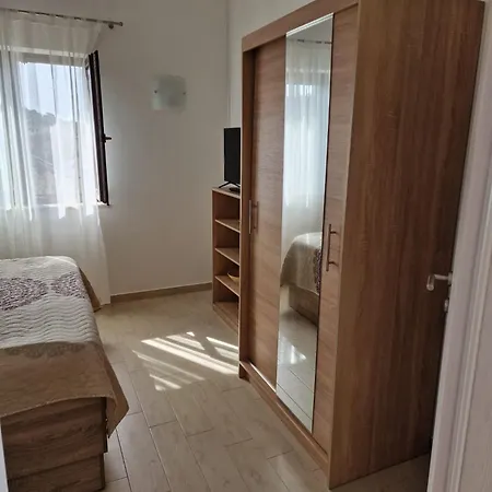 Hotel apartamentowy By The With Pool And Lounge Beds - Miral Supetarska Draga
