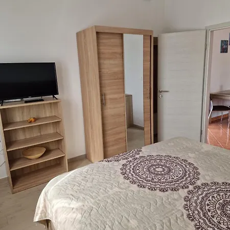 Hotel apartamentowy By The With Pool And Lounge Beds - Miral Supetarska Draga