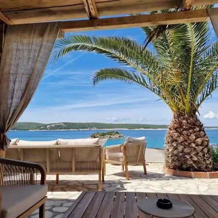 By The With Pool And Lounge Beds - Miral Hotel apartamentowy