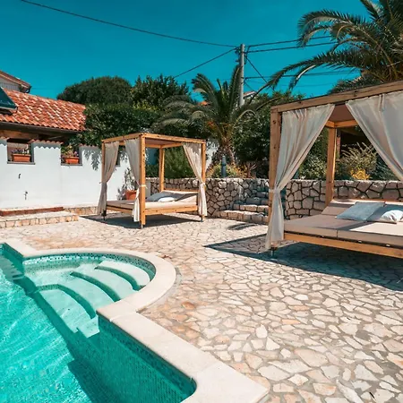 By The With Pool And Lounge Beds - Miral Hotel apartamentowy Supetarska Draga