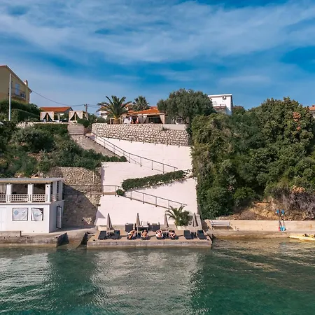 By The With Pool And Lounge Beds - Miral 4* Supetarska Draga