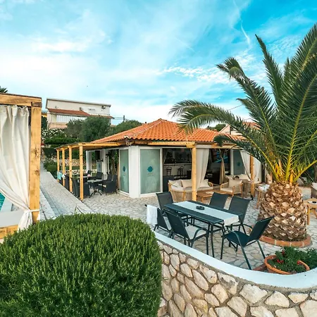Hotel apartamentowy By The With Pool And Lounge Beds - Miral 4*
