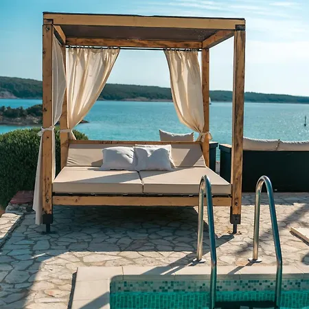 By The With Pool And Lounge Beds - Miral 4* Supetarska Draga