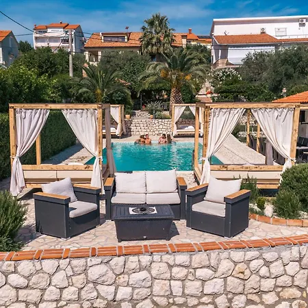 By The With Pool And Lounge Beds - Miral Hotel apartamentowy