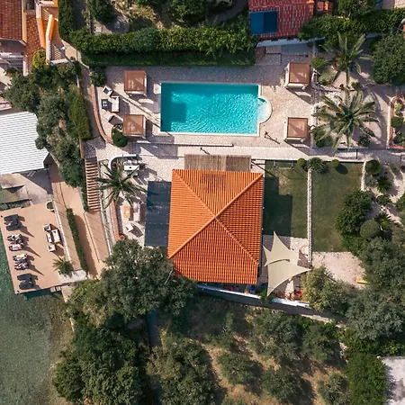 By The With Pool And Lounge Beds - Miral Supetarska Draga