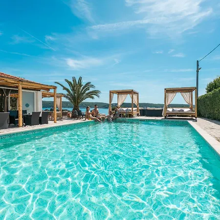 By The With Pool And Lounge Beds - Miral