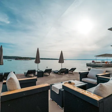 By The With Pool And Lounge Beds - Miral Supetarska Draga