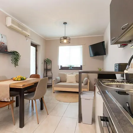 By The With Pool And Lounge Beds - Miral Hotel apartamentowy 4*
