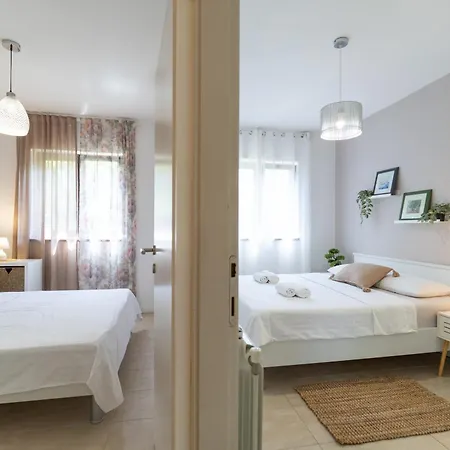 By The With Pool And Lounge Beds - Miral Supetarska Draga