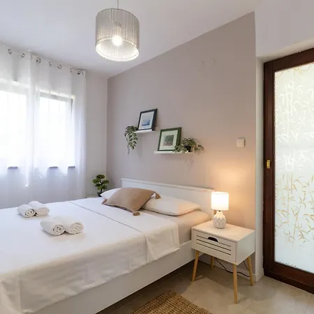 By The With Pool And Lounge Beds - Miral 4* Supetarska Draga