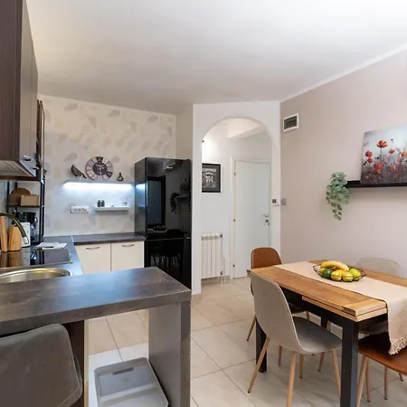 By The With Pool And Lounge Beds - Miral Hotel apartamentowy