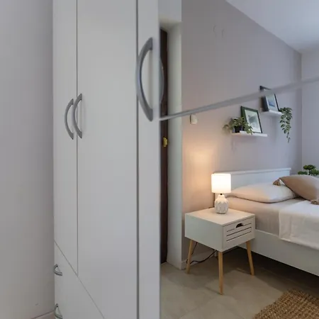 Hotel apartamentowy By The With Pool And Lounge Beds - Miral 4*