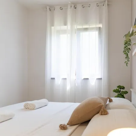 By The With Pool And Lounge Beds - Miral Hotel apartamentowy Supetarska Draga