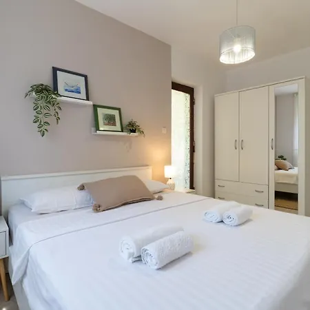 By The With Pool And Lounge Beds - Miral Hotel apartamentowy Supetarska Draga