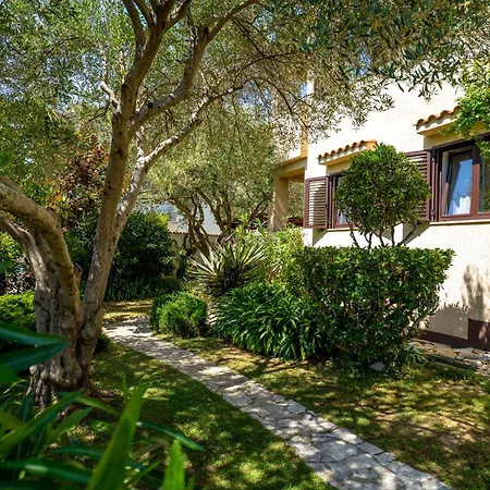 By The With Pool And Lounge Beds - Miral Hotel apartamentowy