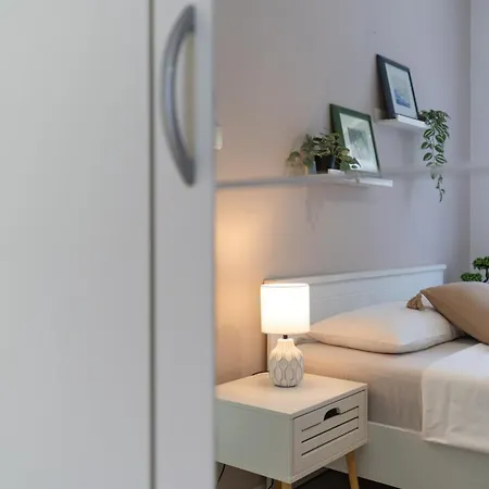 Hotel apartamentowy By The With Pool And Lounge Beds - Miral