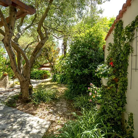 Hotel apartamentowy By The With Pool And Lounge Beds - Miral