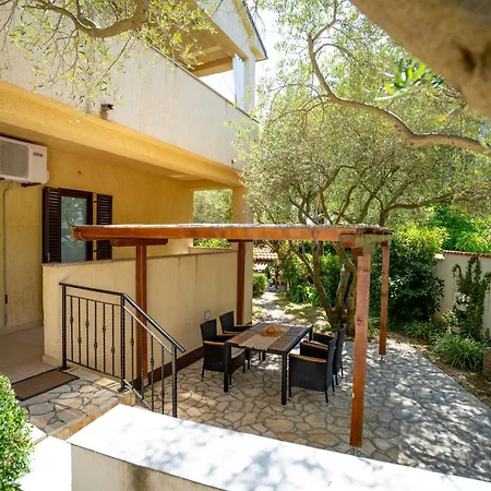 By The With Pool And Lounge Beds - Miral Hotel apartamentowy 4*