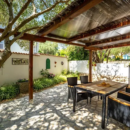 Hotel apartamentowy By The With Pool And Lounge Beds - Miral Supetarska Draga