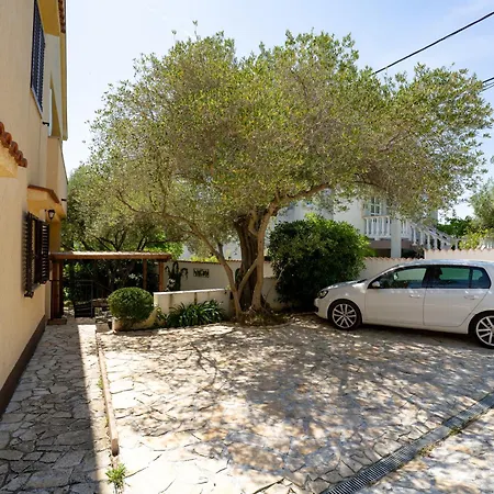 Hotel apartamentowy By The With Pool And Lounge Beds - Miral