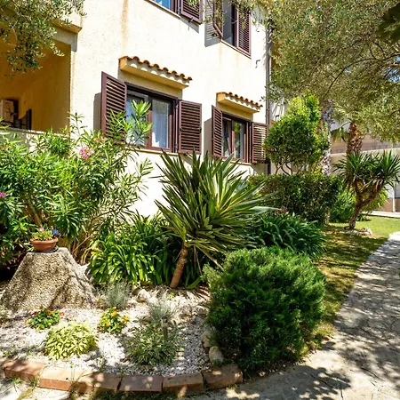 By The With Pool And Lounge Beds - Miral Hotel apartamentowy